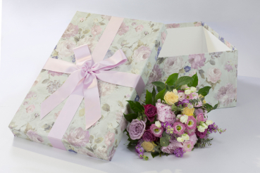 Die Brautkleidbox Mint Flora wird mit einer passenden rosafarbenen Satinschleife komplettiert.